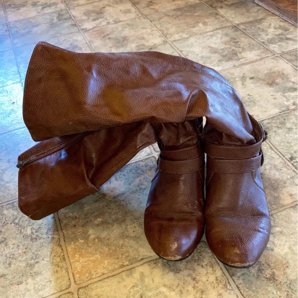 Brown tall boots. Size 8
